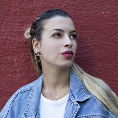 wine stone earrings, triangle geometric earrings, handmade wine jewelry, elegant statement earrings, Sunny Designs earrings, burgundy earrings, handmade triangle studs, bold artisan jewelry σκουλαρίκια μπορντό, τρίγωνα σκουλαρίκια, χειροποίητα κοσμήματα, σκουλαρίκια Sunny Designs, γεωμετρικά σκουλαρίκια, έντονα σκουλαρίκια, μπορντό αξεσουάρ, χειροποίητα κοσμήματα Ελλάδας