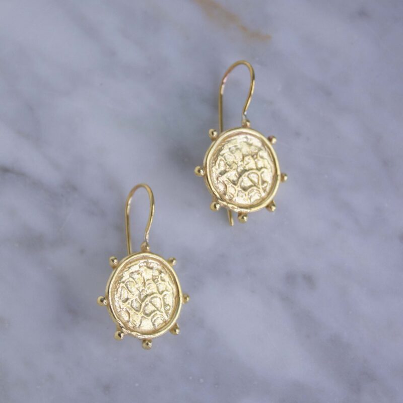 Armonia’s hook earrings, brass hook earrings, minimalist earrings, handmade brass earrings, Sunny Designs, elegant hook earrings, boho hook earrings, trendy hook earrings, minimalist jewelry, unique earrings. Σκουλαρίκια γάντζος Armonia, σκουλαρίκια ορείχαλκος γάντζος, μινιμαλιστικά σκουλαρίκια, χειροποίητα σκουλαρίκια ορείχαλκος, Sunny Designs, κομψά σκουλαρίκια γάντζος, μποέμ σκουλαρίκια, μοντέρνα σκουλαρίκια, μινιμαλιστικά κοσμήματα, μοναδικά σκουλαρίκια.