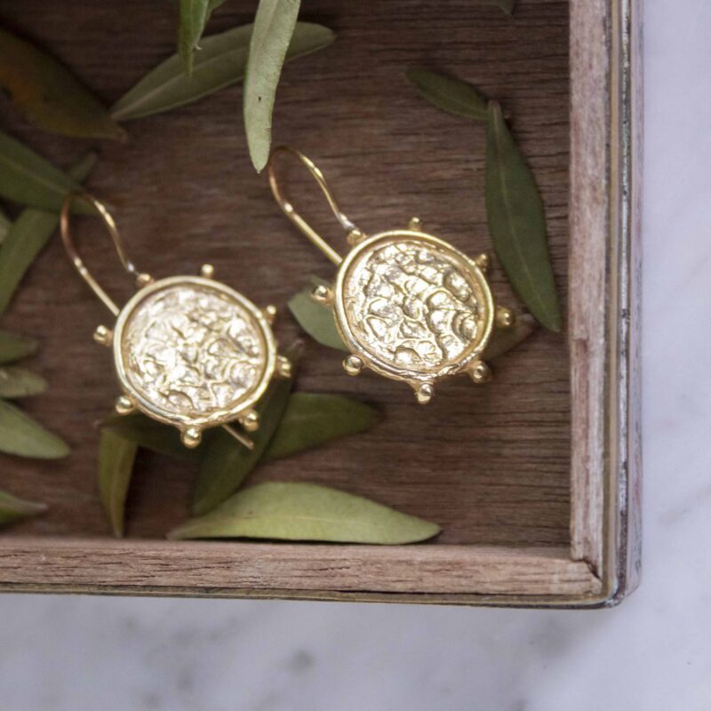 Armonia’s hook earrings, brass hook earrings, minimalist earrings, handmade brass earrings, Sunny Designs, elegant hook earrings, boho hook earrings, trendy hook earrings, minimalist jewelry, unique earrings. Σκουλαρίκια γάντζος Armonia, σκουλαρίκια ορείχαλκος γάντζος, μινιμαλιστικά σκουλαρίκια, χειροποίητα σκουλαρίκια ορείχαλκος, Sunny Designs, κομψά σκουλαρίκια γάντζος, μποέμ σκουλαρίκια, μοντέρνα σκουλαρίκια, μινιμαλιστικά κοσμήματα, μοναδικά σκουλαρίκια.