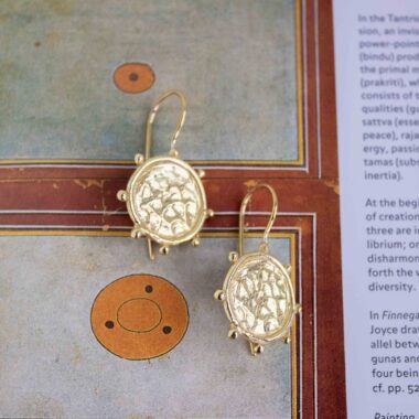 Armonia’s hook earrings, brass hook earrings, minimalist earrings, handmade brass earrings, Sunny Designs, elegant hook earrings, boho hook earrings, trendy hook earrings, minimalist jewelry, unique earrings. Σκουλαρίκια γάντζος Armonia, σκουλαρίκια ορείχαλκος γάντζος, μινιμαλιστικά σκουλαρίκια, χειροποίητα σκουλαρίκια ορείχαλκος, Sunny Designs, κομψά σκουλαρίκια γάντζος, μποέμ σκουλαρίκια, μοντέρνα σκουλαρίκια, μινιμαλιστικά κοσμήματα, μοναδικά σκουλαρίκια.