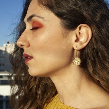 Armonia’s hook earrings, brass hook earrings, minimalist earrings, handmade brass earrings, Sunny Designs, elegant hook earrings, boho hook earrings, trendy hook earrings, minimalist jewelry, unique earrings. Σκουλαρίκια γάντζος Armonia, σκουλαρίκια ορείχαλκος γάντζος, μινιμαλιστικά σκουλαρίκια, χειροποίητα σκουλαρίκια ορείχαλκος, Sunny Designs, κομψά σκουλαρίκια γάντζος, μποέμ σκουλαρίκια, μοντέρνα σκουλαρίκια, μινιμαλιστικά κοσμήματα, μοναδικά σκουλαρίκια.