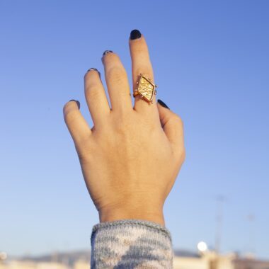 Daphne’s rhombus adjustable ring, handmade in 24k gold plated brass, artisan boho chic jewelry, elegant geometric statement ring by Sunny Designs Ρυθμιζόμενο δαχτυλίδι Daphne με σχέδιο ρόμβου, χειροποίητο από ορείχαλκο επιχρυσωμένο 24 καράτια, artisan boho chic κόσμημα, κομψό γεωμετρικό statement δαχτυλίδι Sunny Designs