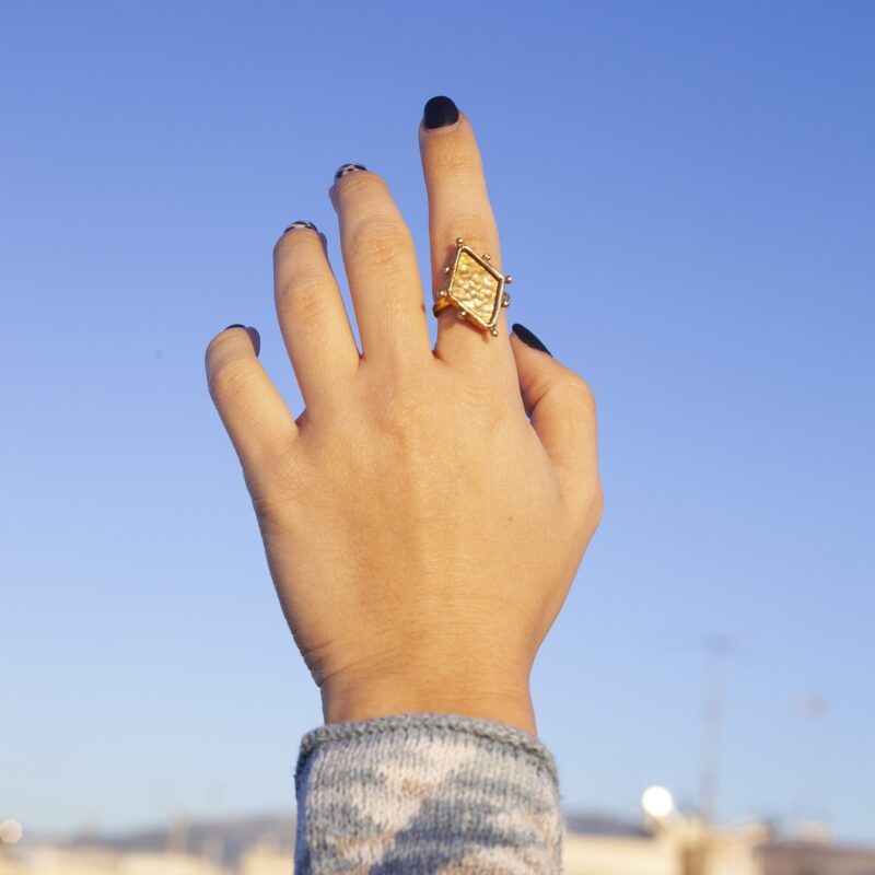 Daphne’s rhombus adjustable ring, handmade in 24k gold plated brass, artisan boho chic jewelry, elegant geometric statement ring by Sunny Designs Ρυθμιζόμενο δαχτυλίδι Daphne με σχέδιο ρόμβου, χειροποίητο από ορείχαλκο επιχρυσωμένο 24 καράτια, artisan boho chic κόσμημα, κομψό γεωμετρικό statement δαχτυλίδι Sunny Designs