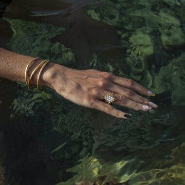 Daphne’s adjustable ring with pearl, handmade in 24k gold plated brass, artisan boho chic jewelry, elegant statement piece by Sunny Designs Ρυθμιζόμενο δαχτυλίδι από επιχρυσωμένο ορείχαλκο με μαργαριτάρι, boho chic artisan geometric statement piece, δημιουργία Sunny Designs