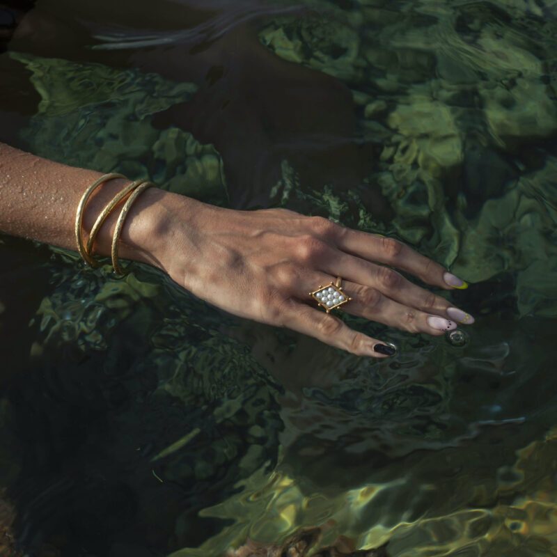 Daphne’s adjustable ring with pearl, handmade in 24k gold plated brass, artisan boho chic jewelry, elegant statement piece by Sunny Designs Ρυθμιζόμενο δαχτυλίδι από επιχρυσωμένο ορείχαλκο με μαργαριτάρι, boho chic artisan geometric statement piece, δημιουργία Sunny Designs