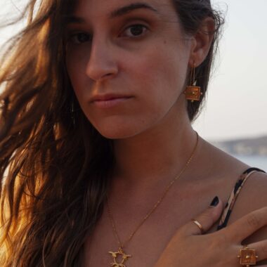 square brass earrings, sculptural earrings, bubble design earrings, Sunny Designs handmade, geometric hook earrings, Greek handmade jewelry τετράγωνα σκουλαρίκια, σκουλαρίκια ορείχαλκος, σκουλαρίκια με σχέδιο φούσκες, Sunny Designs κόσμημα, χειροποίητα ελληνικά κοσμήματα, μοντέρνα σκουλαρίκια