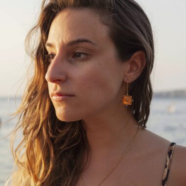 square brass earrings, sculptural earrings, bubble design earrings, Sunny Designs handmade, geometric hook earrings, Greek handmade jewelry τετράγωνα σκουλαρίκια, σκουλαρίκια ορείχαλκος, σκουλαρίκια με σχέδιο φούσκες, Sunny Designs κόσμημα, χειροποίητα ελληνικά κοσμήματα, μοντέρνα σκουλαρίκια