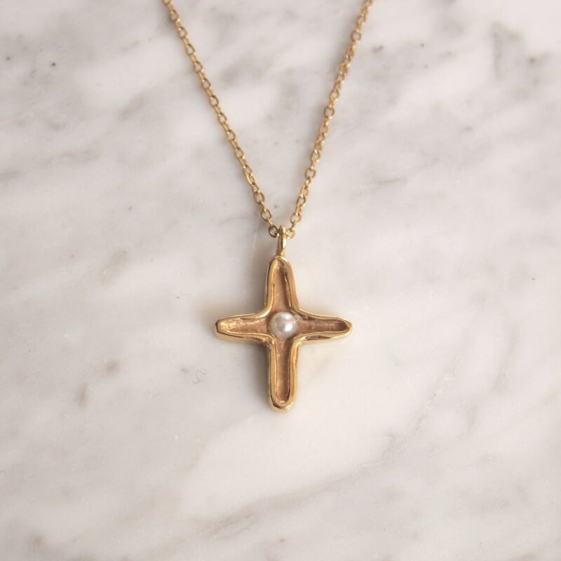 Κολιέ Maria’s Cross με μαργαριτάρι, χειροποίητο μενταγιόν σταυρού από ορείχαλκο επιχρυσωμένο 24 καράτια σε ατσάλινη αλυσίδα, πνευματικό κόσμημα, boho χειροποίητο αξεσουάρ, μοναδικό κόσμημα μικρής επιχείρησης Sunny Designs Handcrafted cross pendant necklace with pearl, gold plated brass and stainless steel chain, affordable bohemian artisan jewelry, meaningful faith-inspired accessory by Sunny Designs