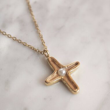 Κολιέ Maria’s Cross με μαργαριτάρι, χειροποίητο μενταγιόν σταυρού από ορείχαλκο επιχρυσωμένο 24 καράτια σε ατσάλινη αλυσίδα, πνευματικό κόσμημα, boho χειροποίητο αξεσουάρ, μοναδικό κόσμημα μικρής επιχείρησης Sunny Designs Handcrafted cross pendant necklace with pearl, gold plated brass and stainless steel chain, affordable bohemian artisan jewelry, meaningful faith-inspired accessory by Sunny Designs