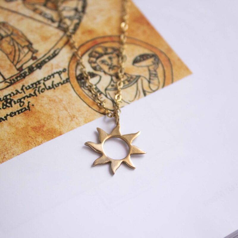 Sunny necklace with stainless steel chain and 24k gold plated brass sun pendant. Handmade artisan jewelry inspired by celestial symbols, elegant statement accessory, affordable wearable art by Sunny Designs small business.Κολιέ Sunny με ατσάλινη αλυσίδα και μενταγιόν ήλιου από ορείχαλκο επιχρυσωμένο με 24 καράτια. Χειροποίητο κόσμημα εμπνευσμένο από τα ουράνια σύμβολα, κομψό statement αξεσουάρ, προσιτή τέχνη φορετή από τη μικρή επιχείρηση Sunny Designs.