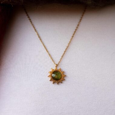 Sun necklace with khaki stone, handmade brass pendant plated in 24k gold on a stainless steel chain. Unique artisan jewelry inspired by celestial symbols, elegant and bohemian wearable art, affordable handmade accessory by Sunny Designs small business.Sun necklace with khaki stone, affordable handmade brass and gold plated celestial jewelry, Sunny Designs small business. Κολιέ Sun με χακί πέτρα, χειροποίητο μενταγιόν από ορείχαλκο επιχρυσωμένο 24 καράτια σε ατσάλινη αλυσίδα. Μοναδικό κόσμημα τέχνης εμπνευσμένο από τα ουράνια σύμβολα, κομψή και μποέμ φορετή τέχνη, προσιτό χειροποίητο αξεσουάρ από τη μικρή επιχείρηση Sunny Designs.