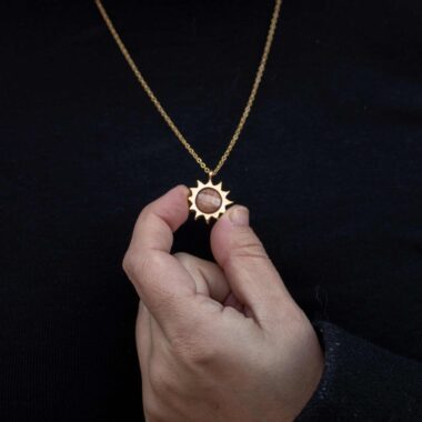 Sun necklace with orange stone, handmade brass pendant plated in 24k gold on a stainless steel chain. Vibrant celestial-inspired artisan jewelry, elegant handmade accessory, affordable wearable art by Sunny Designs small business. Κολιέ Sun με πορτοκαλί πέτρα, χειροποίητο μενταγιόν από ορείχαλκο επιχρυσωμένο 24 καράτια σε ατσάλινη αλυσίδα. Ζωντανό κόσμημα εμπνευσμένο από τα ουράνια σύμβολα, κομψό χειροποίητο αξεσουάρ, προσιτή φορετή τέχνη από τη μικρή επιχείρηση Sunny Designs.