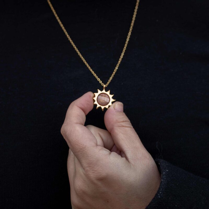 Sun necklace with orange stone, handmade brass pendant plated in 24k gold on a stainless steel chain. Vibrant celestial-inspired artisan jewelry, elegant handmade accessory, affordable wearable art by Sunny Designs small business. Κολιέ Sun με πορτοκαλί πέτρα, χειροποίητο μενταγιόν από ορείχαλκο επιχρυσωμένο 24 καράτια σε ατσάλινη αλυσίδα. Ζωντανό κόσμημα εμπνευσμένο από τα ουράνια σύμβολα, κομψό χειροποίητο αξεσουάρ, προσιτή φορετή τέχνη από τη μικρή επιχείρηση Sunny Designs.
