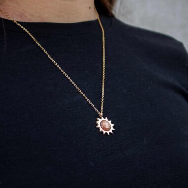 Sun necklace with orange stone, handmade brass pendant plated in 24k gold on a stainless steel chain. Vibrant celestial-inspired artisan jewelry, elegant handmade accessory, affordable wearable art by Sunny Designs small business. Κολιέ Sun με πορτοκαλί πέτρα, χειροποίητο μενταγιόν από ορείχαλκο επιχρυσωμένο 24 καράτια σε ατσάλινη αλυσίδα. Ζωντανό κόσμημα εμπνευσμένο από τα ουράνια σύμβολα, κομψό χειροποίητο αξεσουάρ, προσιτή φορετή τέχνη από τη μικρή επιχείρηση Sunny Designs.