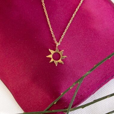 Sunny necklace with stainless steel chain and 24k gold plated brass sun pendant. Handmade artisan jewelry inspired by celestial symbols, elegant statement accessory, affordable wearable art by Sunny Designs small business.Κολιέ Sunny με ατσάλινη αλυσίδα και μενταγιόν ήλιου από ορείχαλκο επιχρυσωμένο με 24 καράτια. Χειροποίητο κόσμημα εμπνευσμένο από τα ουράνια σύμβολα, κομψό statement αξεσουάρ, προσιτή τέχνη φορετή από τη μικρή επιχείρηση Sunny Designs.