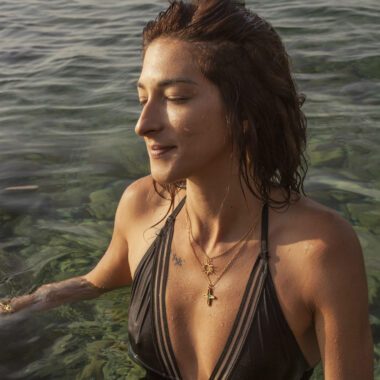Discover the elegance of the Maria’s Cross necklace with light blue stone, a piece that blends timeless symbolism with artisanal craftsmanship. Handmade from high-quality brass and plated with radiant 24k gold, this cross pendant carries a soft light blue gemstone at its center, symbolizing serenity, hope, and inner peace.Ανακαλύψτε την κομψότητα του κολιέ Maria’s Cross με γαλάζια πέτρα, ένα κόσμημα που συνδυάζει διαχρονικό συμβολισμό με χειροποίητη τέχνη. Κατασκευασμένο στο χέρι από ορείχαλκο υψηλής ποιότητας και επιχρυσωμένο με 24 καράτια χρυσό, το μενταγιόν σε σχήμα σταυρού φιλοξενεί μια γαλάζια πέτρα στο κέντρο του, που συμβολίζει τη γαλήνη, την ελπίδα και την εσωτερική αρμονία.