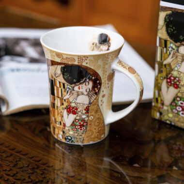Mug - G. Klimt, The Kiss, cream background (CARMANI), koupa me to fili tou klimt kai mpez fonto 15 euro, porselani, porcelain mug , gift packaging, me suskeuasia dwrou