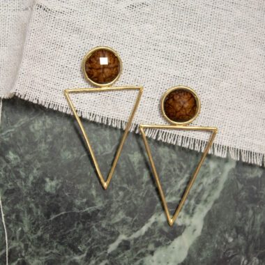 Large Triangle earrings with brown stone, handmade brass statement earrings, geometric artisan jewelry, affordable wearable art, bold triangle design, unique handmade accessories by Sunny Designs small business.Σκουλαρίκια Large Triangle με καφέ πέτρα, χειροποίητα σκουλαρίκια statement από ορείχαλκο, γεωμετρικά κοσμήματα τέχνης, προσιτά κοσμήματα-έργα τέχνης, τολμηρός σχεδιασμός τρίγωνο, μοναδικά χειροποίητα αξεσουάρ από τη μικρή επιχείρηση Sunny Designs.