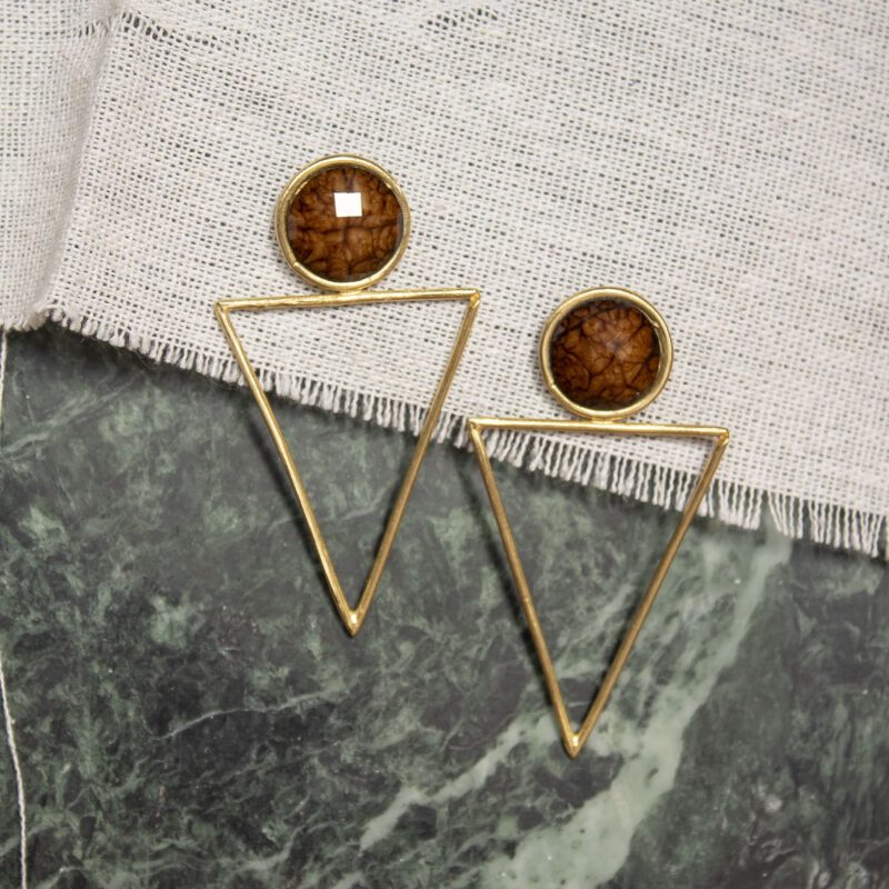 Large Triangle earrings with brown stone, handmade brass statement earrings, geometric artisan jewelry, affordable wearable art, bold triangle design, unique handmade accessories by Sunny Designs small business.Σκουλαρίκια Large Triangle με καφέ πέτρα, χειροποίητα σκουλαρίκια statement από ορείχαλκο, γεωμετρικά κοσμήματα τέχνης, προσιτά κοσμήματα-έργα τέχνης, τολμηρός σχεδιασμός τρίγωνο, μοναδικά χειροποίητα αξεσουάρ από τη μικρή επιχείρηση Sunny Designs.