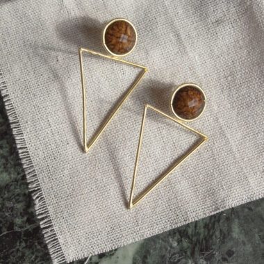 Large Triangle earrings with brown stone, handmade brass statement earrings, geometric artisan jewelry, affordable wearable art, bold triangle design, unique handmade accessories by Sunny Designs small business.Σκουλαρίκια Large Triangle με καφέ πέτρα, χειροποίητα σκουλαρίκια statement από ορείχαλκο, γεωμετρικά κοσμήματα τέχνης, προσιτά κοσμήματα-έργα τέχνης, τολμηρός σχεδιασμός τρίγωνο, μοναδικά χειροποίητα αξεσουάρ από τη μικρή επιχείρηση Sunny Designs.