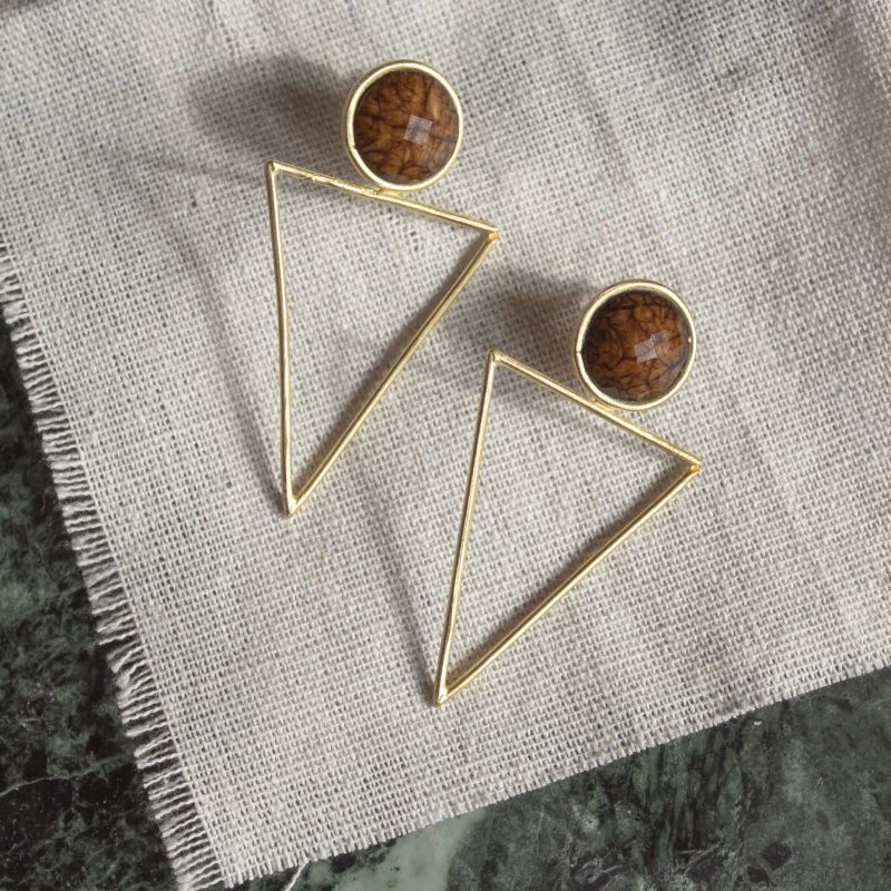 Large Triangle earrings with brown stone, handmade brass statement earrings, geometric artisan jewelry, affordable wearable art, bold triangle design, unique handmade accessories by Sunny Designs small business.Σκουλαρίκια Large Triangle με καφέ πέτρα, χειροποίητα σκουλαρίκια statement από ορείχαλκο, γεωμετρικά κοσμήματα τέχνης, προσιτά κοσμήματα-έργα τέχνης, τολμηρός σχεδιασμός τρίγωνο, μοναδικά χειροποίητα αξεσουάρ από τη μικρή επιχείρηση Sunny Designs.