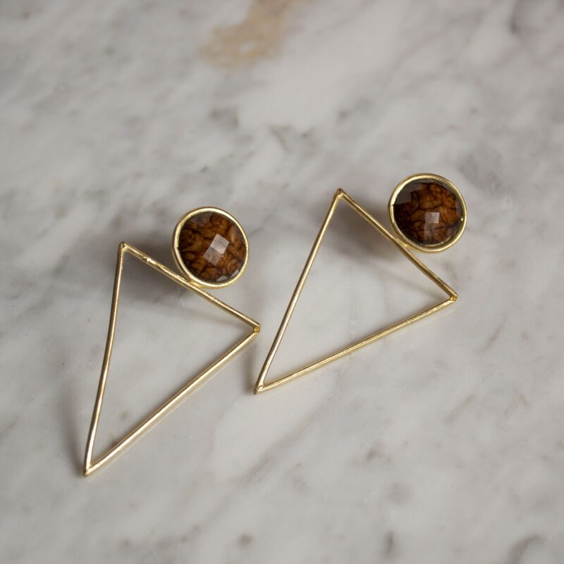 Large Triangle earrings with brown stone, handmade brass statement earrings, geometric artisan jewelry, affordable wearable art, bold triangle design, unique handmade accessories by Sunny Designs small business.Σκουλαρίκια Large Triangle με καφέ πέτρα, χειροποίητα σκουλαρίκια statement από ορείχαλκο, γεωμετρικά κοσμήματα τέχνης, προσιτά κοσμήματα-έργα τέχνης, τολμηρός σχεδιασμός τρίγωνο, μοναδικά χειροποίητα αξεσουάρ από τη μικρή επιχείρηση Sunny Designs.