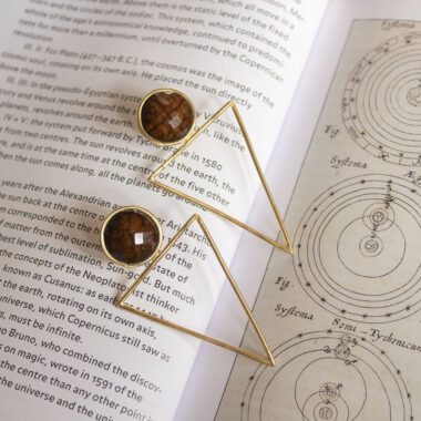 Large Triangle earrings with brown stone, handmade brass statement earrings, geometric artisan jewelry, affordable wearable art, bold triangle design, unique handmade accessories by Sunny Designs small business.Σκουλαρίκια Large Triangle με καφέ πέτρα, χειροποίητα σκουλαρίκια statement από ορείχαλκο, γεωμετρικά κοσμήματα τέχνης, προσιτά κοσμήματα-έργα τέχνης, τολμηρός σχεδιασμός τρίγωνο, μοναδικά χειροποίητα αξεσουάρ από τη μικρή επιχείρηση Sunny Designs.