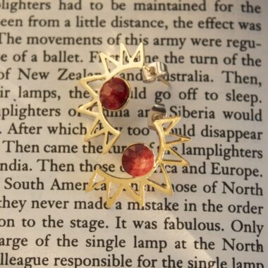 sun earrings pomegranate stone, handmade sun jewelry, pomegranate stone earrings, Sunny Designs earrings, warm toned jewelry, boho sun earrings, artisan handmade earrings, colorful stone accessories σκουλαρίκια ήλιος, σκουλαρίκια με πέτρα ρόδι, χειροποίητα κοσμήματα, Sunny Designs σκουλαρίκια, ζεστά χρώματα κοσμήματα, boho κοσμήματα, πέτρα ρόδι, artisan κοσμήματα