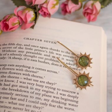 brass sun earrings, khaki stone earrings, handmade earrings, Sunny Designs jewelry, boho brass earrings, Greek handmade jewelry, olive green earrings σκουλαρίκια ήλιος, σκουλαρίκια με χακί πέτρα, χειροποίητα σκουλαρίκια, Sunny Designs κόσμημα, ελληνικά κοσμήματα, σκουλαρίκια ορείχαλκος, σκουλαρίκια σε πράσινη απόχρωση