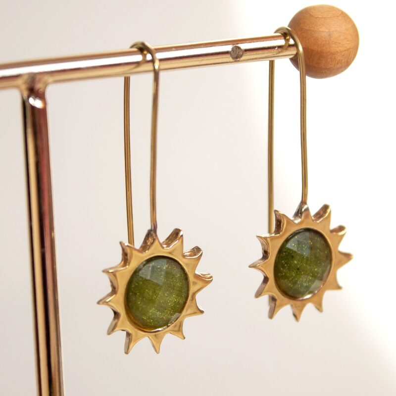brass sun earrings, khaki stone earrings, handmade earrings, Sunny Designs jewelry, boho brass earrings, Greek handmade jewelry, olive green earrings σκουλαρίκια ήλιος, σκουλαρίκια με χακί πέτρα, χειροποίητα σκουλαρίκια, Sunny Designs κόσμημα, ελληνικά κοσμήματα, σκουλαρίκια ορείχαλκος, σκουλαρίκια σε πράσινη απόχρωση