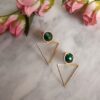 triangle earrings green stone, geometric earrings, handmade earrings Greece, natural stone jewelry, Sunny Designs accessories, minimalist green earrings, earthy style jewelry, modern handcrafted earrings Μοντέρνα σκουλαρίκια σε σχήμα τριγώνου με πράσινη πέτρα, που χαρίζει φυσική κομψότητα και φρεσκάδα στο στυλ σας. Χειροποίητα από τη Sunny Designs, συνδυάζουν γεωμετρικό design με γήινη αισθητική—ιδανικά για καθημερινή χρήση ή ιδιαίτερες εμφανίσεις.