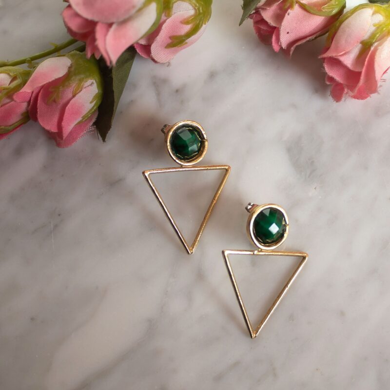 triangle earrings green stone, geometric earrings, handmade earrings Greece, natural stone jewelry, Sunny Designs accessories, minimalist green earrings, earthy style jewelry, modern handcrafted earrings Μοντέρνα σκουλαρίκια σε σχήμα τριγώνου με πράσινη πέτρα, που χαρίζει φυσική κομψότητα και φρεσκάδα στο στυλ σας. Χειροποίητα από τη Sunny Designs, συνδυάζουν γεωμετρικό design με γήινη αισθητική—ιδανικά για καθημερινή χρήση ή ιδιαίτερες εμφανίσεις.