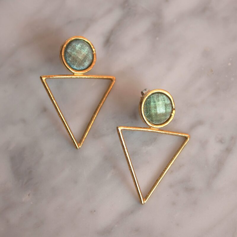 Triangle earrings with light blue stone – handmade geometric earrings by Sunny Designs. σκουλαρίκια τρίγωνο γαλάζια πέτρα, γεωμετρικά σκουλαρίκια, minimal γυναικεία σκουλαρίκια, Sunny Designs κοσμήματα, χειροποίητα σκουλαρίκια Ελλάδα, πέτρα γαλάζια, μοντέρνα κοσμήματα, boho chic σκουλαρίκια