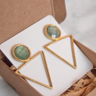 Triangle earrings with light blue stone – handmade geometric earrings by Sunny Designs. σκουλαρίκια τρίγωνο γαλάζια πέτρα, γεωμετρικά σκουλαρίκια, minimal γυναικεία σκουλαρίκια, Sunny Designs κοσμήματα, χειροποίητα σκουλαρίκια Ελλάδα, πέτρα γαλάζια, μοντέρνα κοσμήματα, boho chic σκουλαρίκια