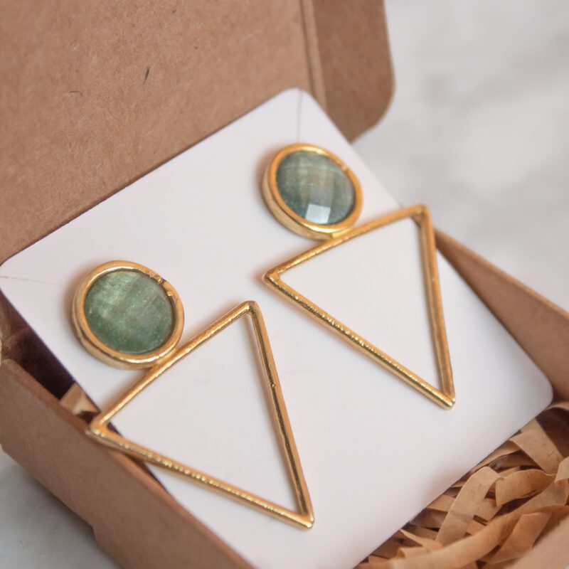 Triangle earrings with light blue stone – handmade geometric earrings by Sunny Designs. σκουλαρίκια τρίγωνο γαλάζια πέτρα, γεωμετρικά σκουλαρίκια, minimal γυναικεία σκουλαρίκια, Sunny Designs κοσμήματα, χειροποίητα σκουλαρίκια Ελλάδα, πέτρα γαλάζια, μοντέρνα κοσμήματα, boho chic σκουλαρίκια