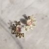 σκουλαρίκια Corona Sun, Sunny Designs κόσμημα, χρυσά σκουλαρίκια, λευκή πέτρα, ιριδίζον σκουλαρίκι, κοσμήματα ήλιου, μποέμ σκουλαρίκια, χειροποίητα κοσμήματα Ελλάδας Corona Sun earrings, Sunny Designs jewelry, gold earrings with white stone, iridescent earrings, celestial jewelry, cosmic earrings, boho chic earrings, handmade Greek jewelry