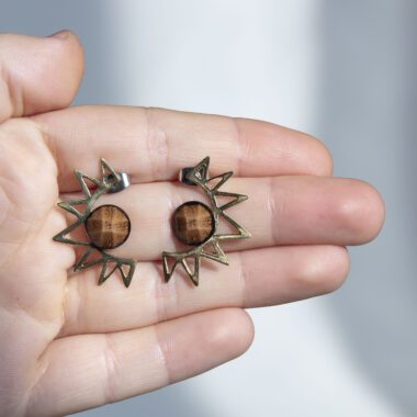 sun earrings brown stone, handmade sun jewelry, brown stone earrings, Sunny Designs earrings, earthy jewelry, boho sun earrings, artisan handmade earrings, natural tone accessories, σκουλαρίκια ήλιος, σκουλαρίκια με καφέ πέτρα, χειροποίητα κοσμήματα, Sunny Designs σκουλαρίκια, γήινα κοσμήματα, boho κοσμήματα, καφέ πέτρα, artisan κοσμήματα