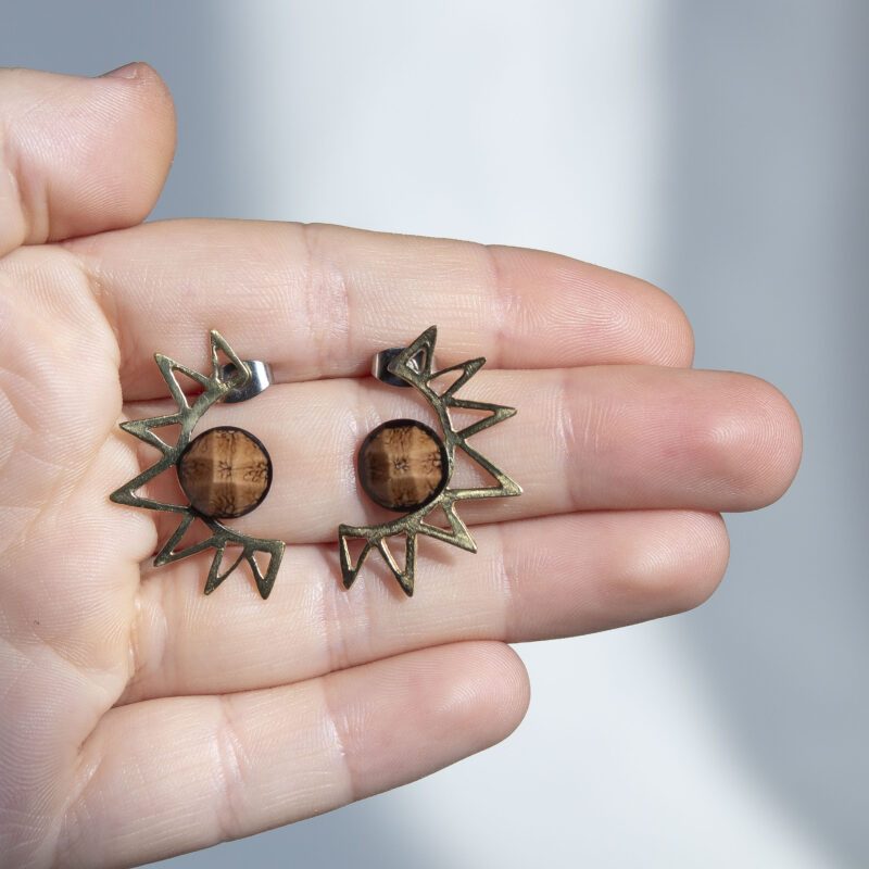 sun earrings brown stone, handmade sun jewelry, brown stone earrings, Sunny Designs earrings, earthy jewelry, boho sun earrings, artisan handmade earrings, natural tone accessories, σκουλαρίκια ήλιος, σκουλαρίκια με καφέ πέτρα, χειροποίητα κοσμήματα, Sunny Designs σκουλαρίκια, γήινα κοσμήματα, boho κοσμήματα, καφέ πέτρα, artisan κοσμήματα