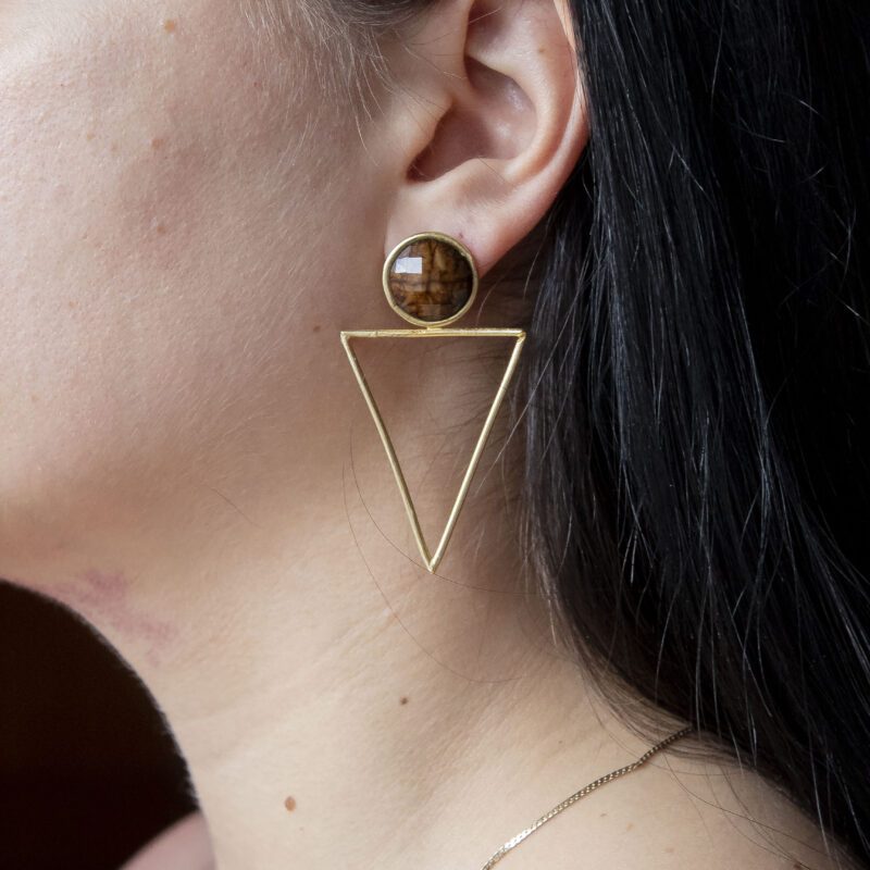 Large Triangle earrings with brown stone, handmade brass statement earrings, geometric artisan jewelry, affordable wearable art, bold triangle design, unique handmade accessories by Sunny Designs small business.Σκουλαρίκια Large Triangle με καφέ πέτρα, χειροποίητα σκουλαρίκια statement από ορείχαλκο, γεωμετρικά κοσμήματα τέχνης, προσιτά κοσμήματα-έργα τέχνης, τολμηρός σχεδιασμός τρίγωνο, μοναδικά χειροποίητα αξεσουάρ από τη μικρή επιχείρηση Sunny Designs.