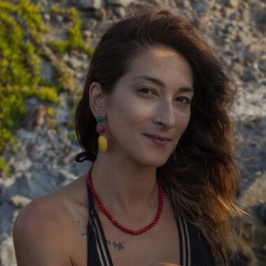 Boho Triplet earrings in brass with turquoise, pink, and yellow accents, handmade bohemian jewelry full of color and movement. Playful artisan statement earrings, affordable wearable art created by Sunny Designs small business.Σκουλαρίκια Boho Triplet από ορείχαλκο με τιρκουάζ, ροζ και κίτρινες λεπτομέρειες, χειροποίητα μποέμ κοσμήματα γεμάτα χρώμα και κίνηση. Παιχνιδιάρικα statement σκουλαρίκια τέχνης, προσιτά κοσμήματα-έργα τέχνης από τη μικρή επιχείρηση Sunny Designs.