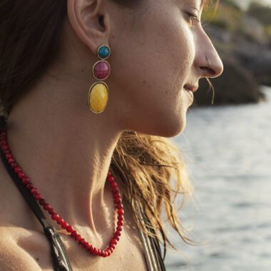 Boho Triplet earrings in brass with turquoise, pink, and yellow accents, handmade bohemian jewelry full of color and movement. Playful artisan statement earrings, affordable wearable art created by Sunny Designs small business.Σκουλαρίκια Boho Triplet από ορείχαλκο με τιρκουάζ, ροζ και κίτρινες λεπτομέρειες, χειροποίητα μποέμ κοσμήματα γεμάτα χρώμα και κίνηση. Παιχνιδιάρικα statement σκουλαρίκια τέχνης, προσιτά κοσμήματα-έργα τέχνης από τη μικρή επιχείρηση Sunny Designs.