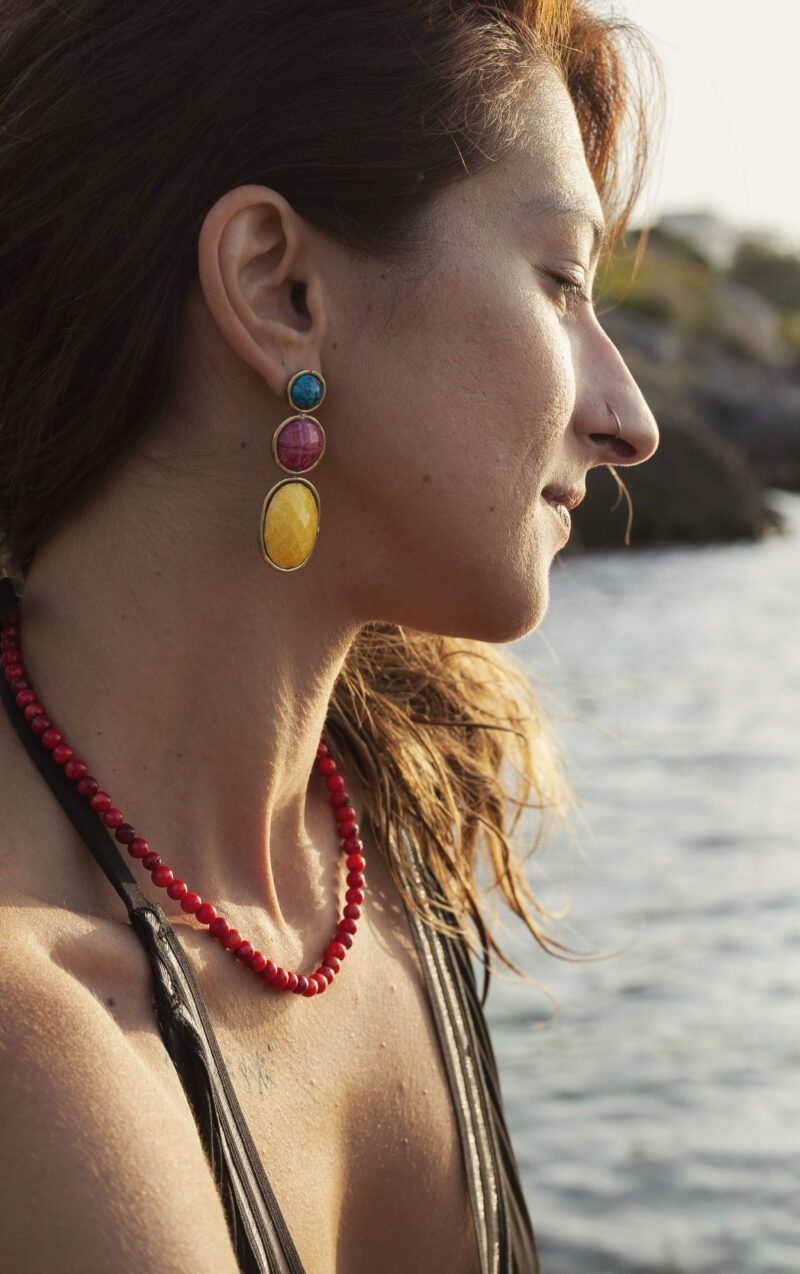 Boho Triplet earrings in brass with turquoise, pink, and yellow accents, handmade bohemian jewelry full of color and movement. Playful artisan statement earrings, affordable wearable art created by Sunny Designs small business.Σκουλαρίκια Boho Triplet από ορείχαλκο με τιρκουάζ, ροζ και κίτρινες λεπτομέρειες, χειροποίητα μποέμ κοσμήματα γεμάτα χρώμα και κίνηση. Παιχνιδιάρικα statement σκουλαρίκια τέχνης, προσιτά κοσμήματα-έργα τέχνης από τη μικρή επιχείρηση Sunny Designs.