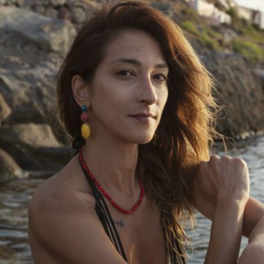 Boho Triplet earrings in brass with turquoise, pink, and yellow accents, handmade bohemian jewelry full of color and movement. Playful artisan statement earrings, affordable wearable art created by Sunny Designs small business.Σκουλαρίκια Boho Triplet από ορείχαλκο με τιρκουάζ, ροζ και κίτρινες λεπτομέρειες, χειροποίητα μποέμ κοσμήματα γεμάτα χρώμα και κίνηση. Παιχνιδιάρικα statement σκουλαρίκια τέχνης, προσιτά κοσμήματα-έργα τέχνης από τη μικρή επιχείρηση Sunny Designs.