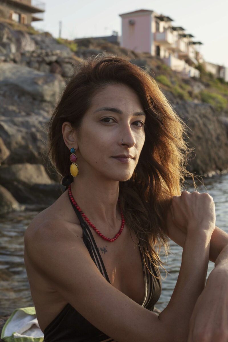 Boho Triplet earrings in brass with turquoise, pink, and yellow accents, handmade bohemian jewelry full of color and movement. Playful artisan statement earrings, affordable wearable art created by Sunny Designs small business.Σκουλαρίκια Boho Triplet από ορείχαλκο με τιρκουάζ, ροζ και κίτρινες λεπτομέρειες, χειροποίητα μποέμ κοσμήματα γεμάτα χρώμα και κίνηση. Παιχνιδιάρικα statement σκουλαρίκια τέχνης, προσιτά κοσμήματα-έργα τέχνης από τη μικρή επιχείρηση Sunny Designs.