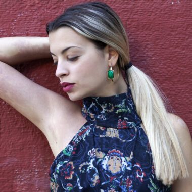 Empress hoop earrings with green stone, handmade brass hoops, bold statement jewelry, affordable wearable art, unique artisan accessories, celestial-inspired handmade earrings by Sunny Designs small business.Σκουλαρίκια Empress κρίκοι με πράσινη πέτρα, χειροποίητοι κρίκοι από ορείχαλκο, εντυπωσιακά statement κοσμήματα, προσιτά κοσμήματα-έργα τέχνης, μοναδικά αξεσουάρ χειροποίητης κατασκευής, σκουλαρίκια εμπνευσμένα από τον ουρανό από τη μικρή επιχείρηση Sunny Designs.