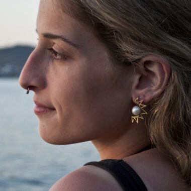 sun earrings with pearl, handmade sun jewelry, pearl sun earrings, Sunny Designs earrings, celestial earrings, boho chic pearl jewelry, pearl drop earrings, radiant earrings with pearl σκουλαρίκια ήλιος, σκουλαρίκια με μαργαριτάρι, κοσμήματα Sunny Designs, χειροποίητα σκουλαρίκια, ηλιακά σκουλαρίκια, μαργαριταρένια σκουλαρίκια, boho κοσμήματα, κομψά γυναικεία σκουλαρίκια, με περλα