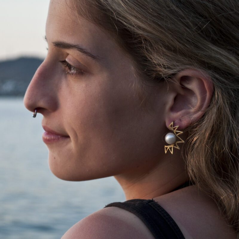 sun earrings with pearl, handmade sun jewelry, pearl sun earrings, Sunny Designs earrings, celestial earrings, boho chic pearl jewelry, pearl drop earrings, radiant earrings with pearl σκουλαρίκια ήλιος, σκουλαρίκια με μαργαριτάρι, κοσμήματα Sunny Designs, χειροποίητα σκουλαρίκια, ηλιακά σκουλαρίκια, μαργαριταρένια σκουλαρίκια, boho κοσμήματα, κομψά γυναικεία σκουλαρίκια, με περλα