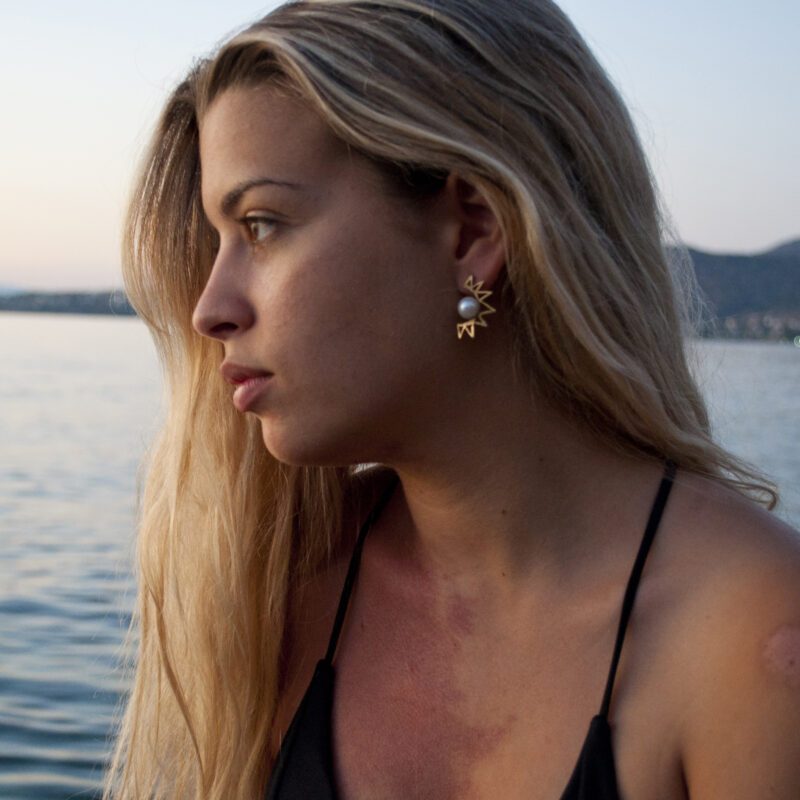 sun earrings with pearl, handmade sun jewelry, pearl sun earrings, Sunny Designs earrings, celestial earrings, boho chic pearl jewelry, pearl drop earrings, radiant earrings with pearl σκουλαρίκια ήλιος, σκουλαρίκια με μαργαριτάρι, κοσμήματα Sunny Designs, χειροποίητα σκουλαρίκια, ηλιακά σκουλαρίκια, μαργαριταρένια σκουλαρίκια, boho κοσμήματα, κομψά γυναικεία σκουλαρίκια, με περλα