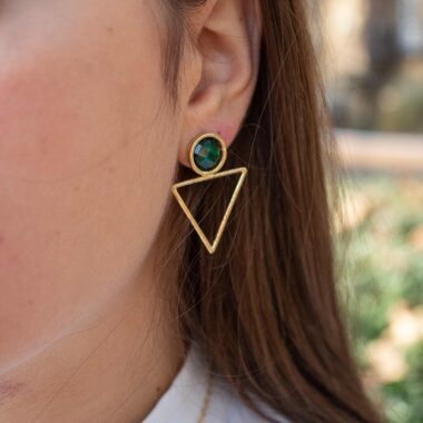 triangle earrings green stone, geometric earrings, handmade earrings Greece, natural stone jewelry, Sunny Designs accessories, minimalist green earrings, earthy style jewelry, modern handcrafted earrings Μοντέρνα σκουλαρίκια σε σχήμα τριγώνου με πράσινη πέτρα, που χαρίζει φυσική κομψότητα και φρεσκάδα στο στυλ σας. Χειροποίητα από τη Sunny Designs, συνδυάζουν γεωμετρικό design με γήινη αισθητική—ιδανικά για καθημερινή χρήση ή ιδιαίτερες εμφανίσεις.