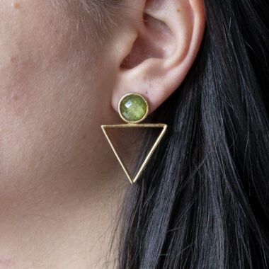 Elegant triangle-shaped earrings with a unique khaki-toned stone, offering a warm and earthy vibe. These lightweight hook earrings by Sunny Designs are perfect for everyday wear or to complement neutral-toned outfits with a natural touch.Κομψά σκουλαρίκια σε σχήμα τριγώνου με χακί πέτρα, που αποπνέουν μια φυσική και γήινη αίσθηση. Ελαφριά και άνετα, ιδανικά για καθημερινή χρήση ή για να συμπληρώσουν εμφανίσεις σε ουδέτερους τόνους. Δημιουργία της Sunny Designs.